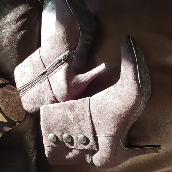 NWOT - FIONI - Heeled, Suede, black ankle boot, size 5 1/2 - Picture 9 of 10